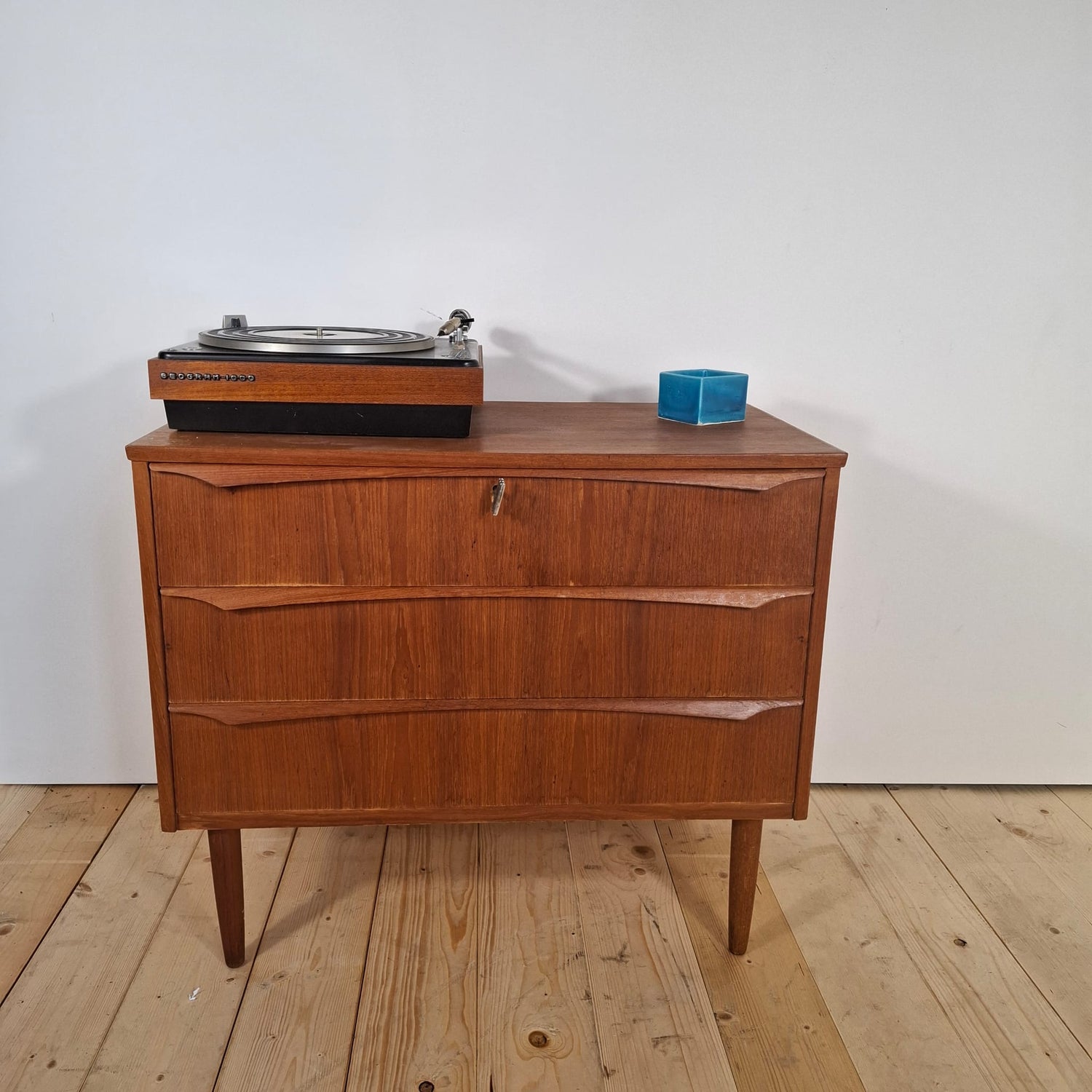 Piccola Cassettiera Vintage a Tre Cassetti – Design Scandinavo Mid-Century in Teak, Anni ’60