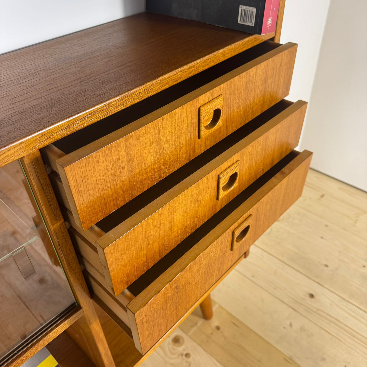 Libreria Sottile in Teak con Antine in Vetro – Design Danese Mid-Century