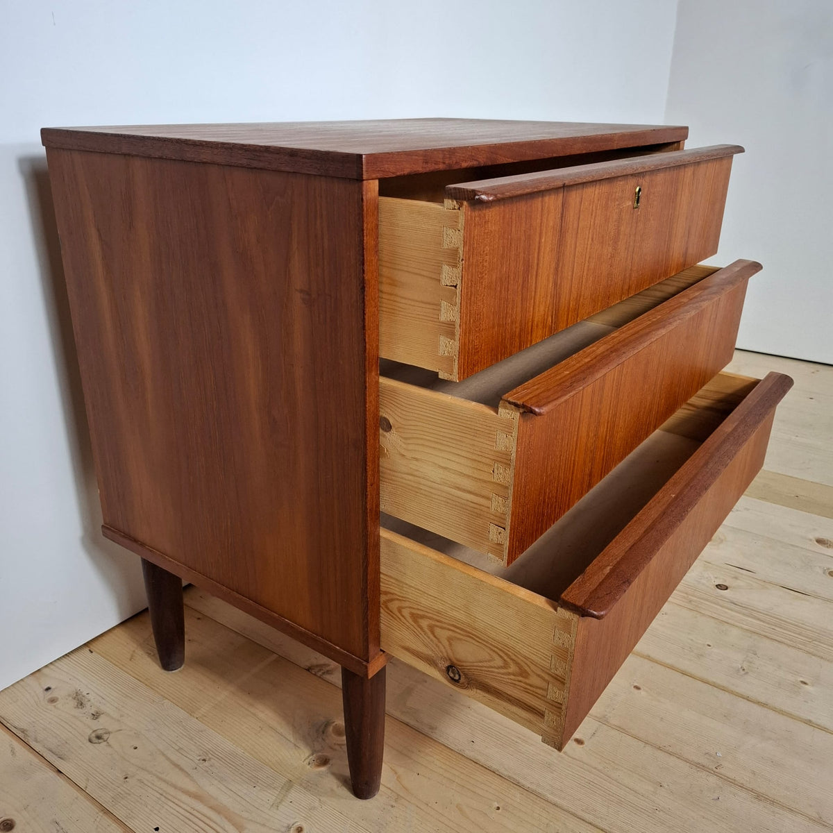 Cassettiera Danese Mid-Century Modern in Teak a Tre Cassetti – Anni ’60