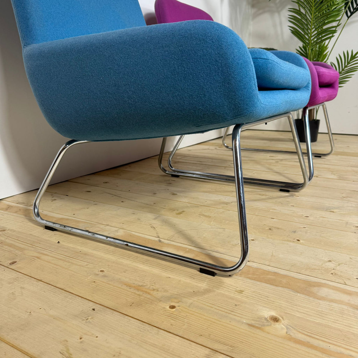 Coppia di Poltrone Mid-Century in Lana con Gambe in Metallo – Anni ’70