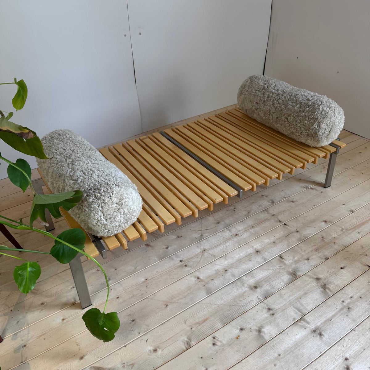 Panca in legno e metallo con cuscini - Danimarca 1970