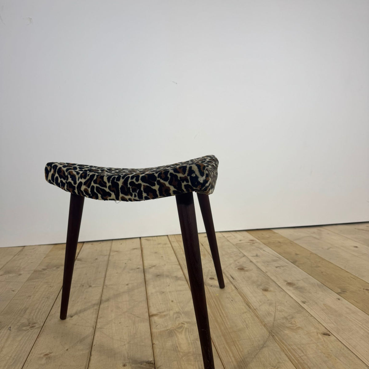 Poggiapiedi Triangolare Vintage – Design Scandinavo Mid-Century, Eleganza e Comfort