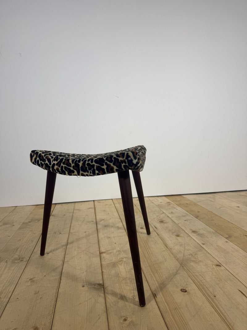 Poggiapiedi Triangolare Vintage – Design Scandinavo Mid-Century, Eleganza e Comfort
