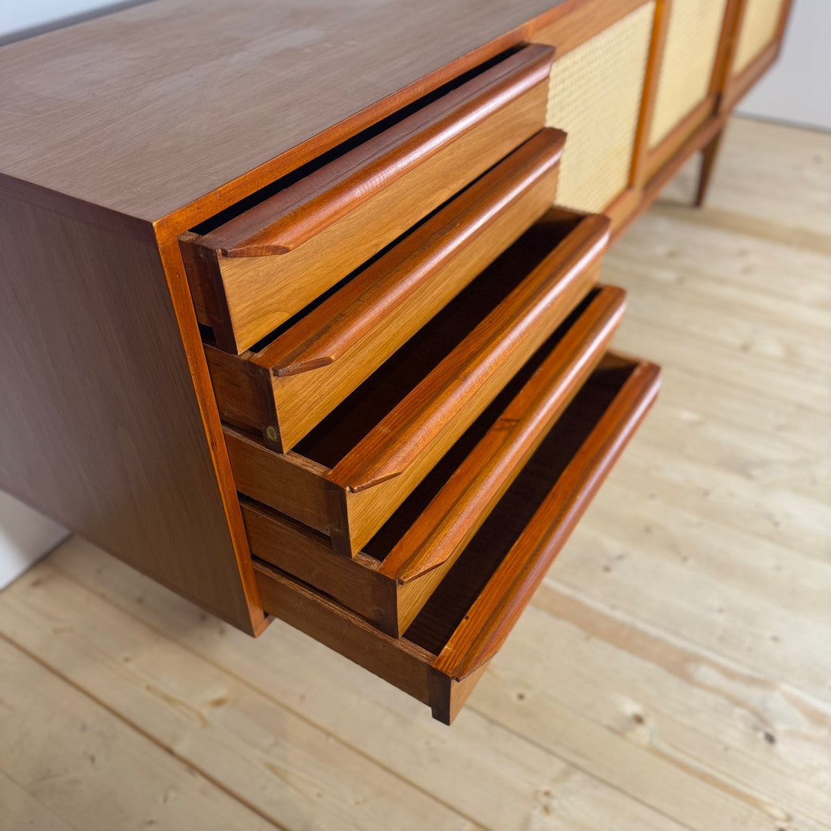 Sideboard Vintage in Teak con Ante in Rattan e Cassetti – Design Scandinavo