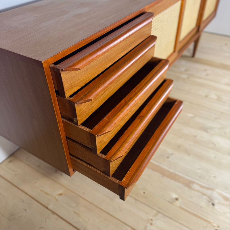 Sideboard Vintage in Teak con Ante in Rattan e Cassetti – Design Scandinavo