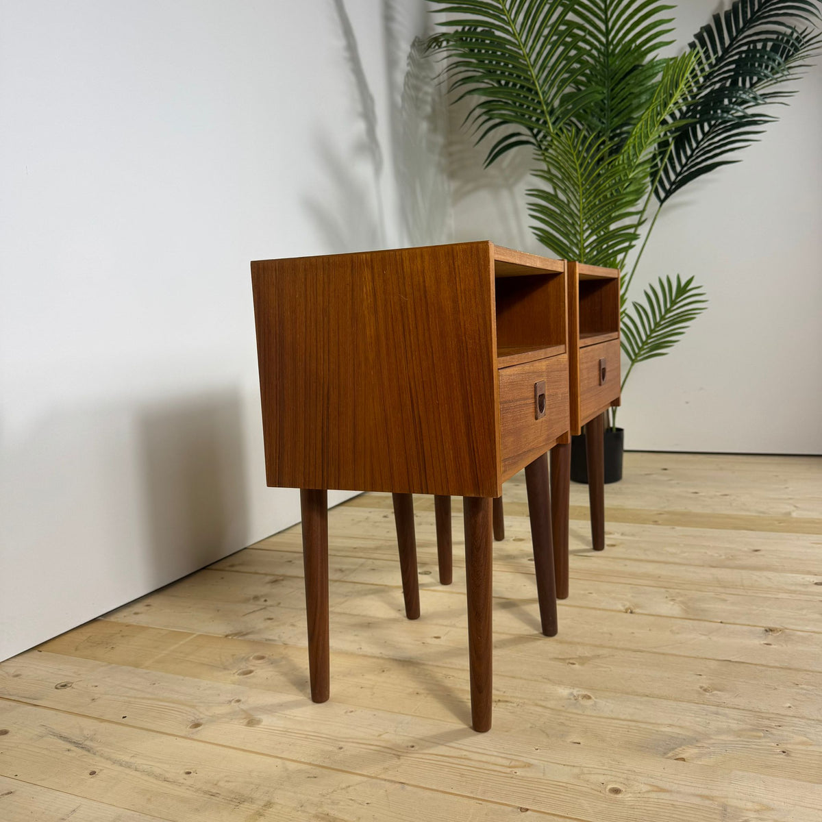 Coppia di Comodini Mid-Century Modern in Teak con Cassetto