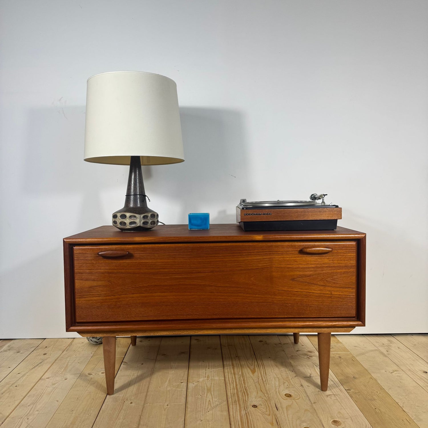Mobile Basso Vintage con Anta a Ribaltina – Design Scandinavo Anni ’60, Teak e Dettagli Eleganti