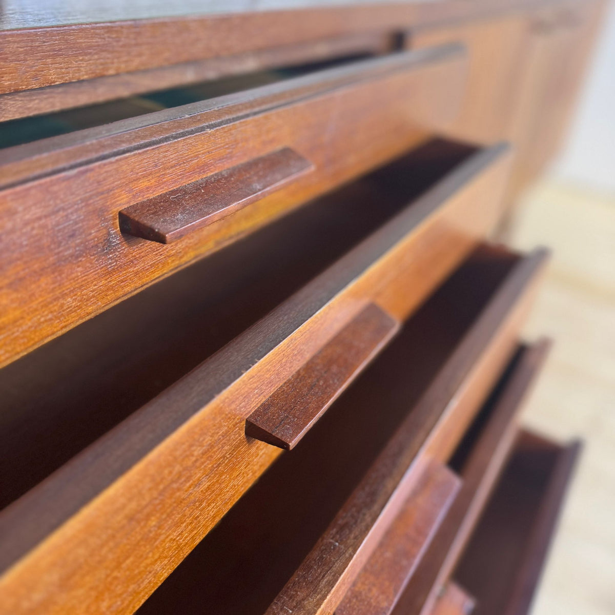 Sideboard Vintage in Teak – Credenza Mid-Century di Eleganza Senza Tempo