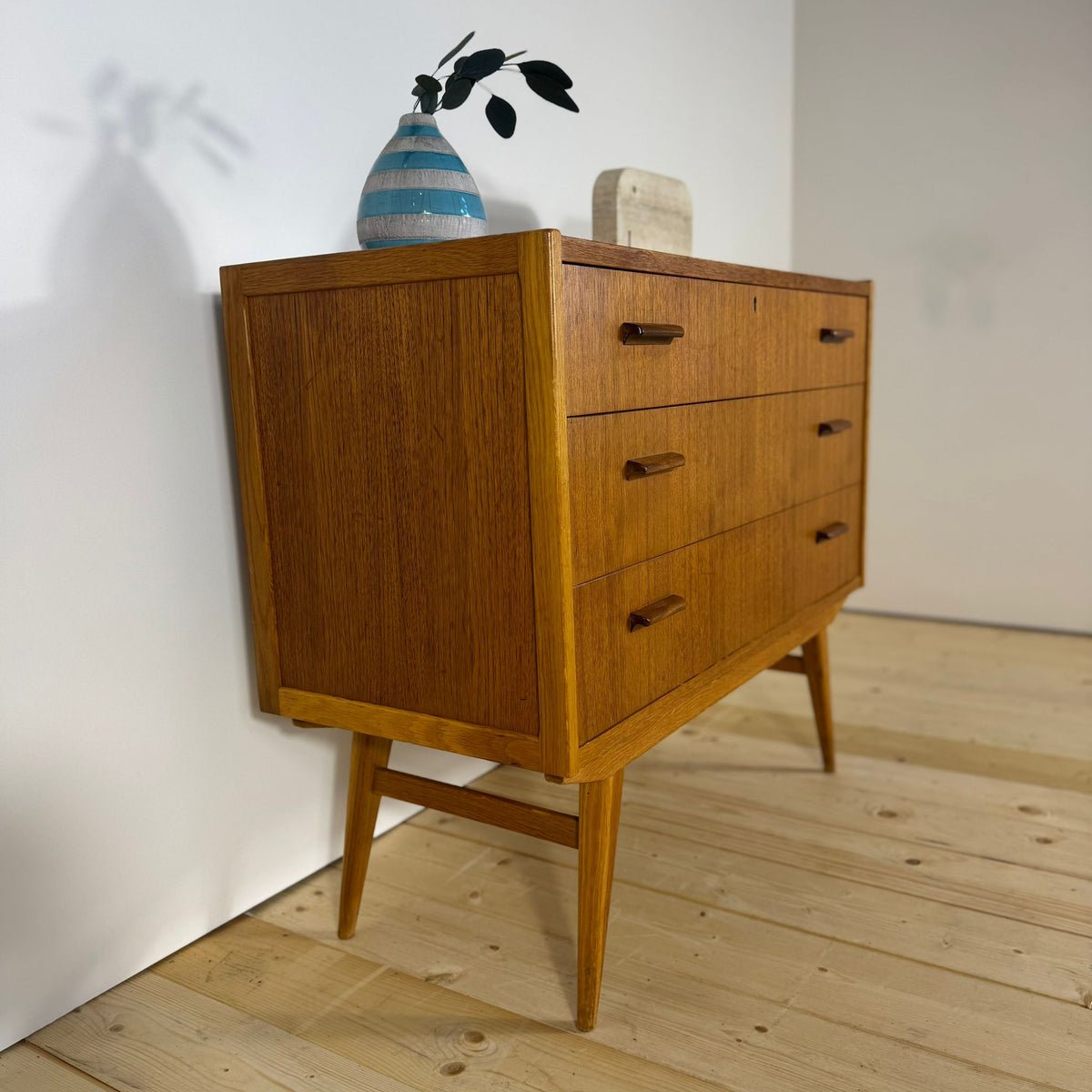 Cassettiera in Teak a Tre Cassetti – Design Danese Mid-Century