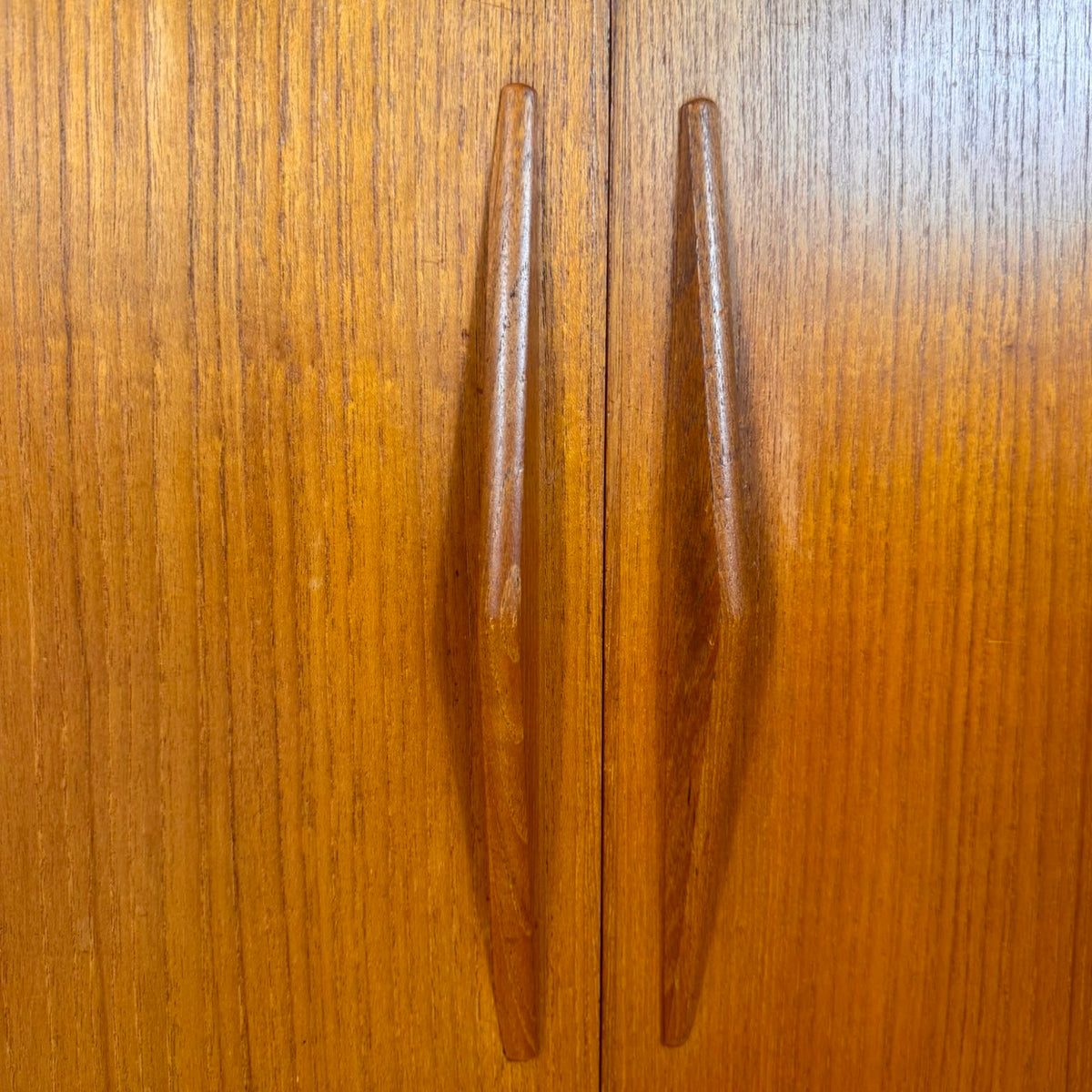 Sideboard in teak con ante scorrevoli, anni ’60