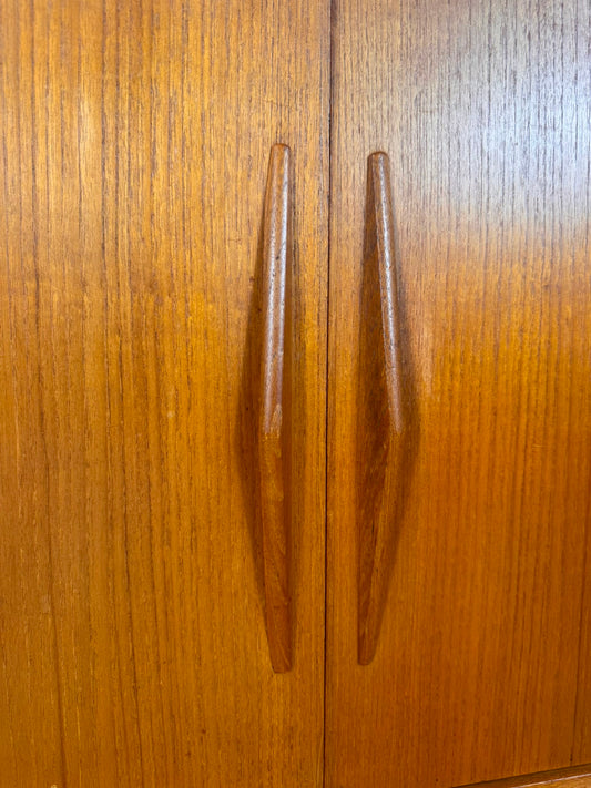 Sideboard in teak con ante scorrevoli, anni ’60