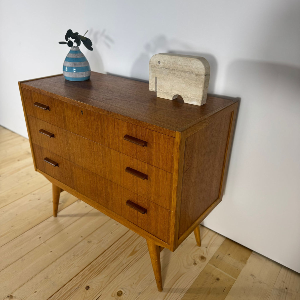 Cassettiera in Teak a Tre Cassetti – Design Danese Mid-Century