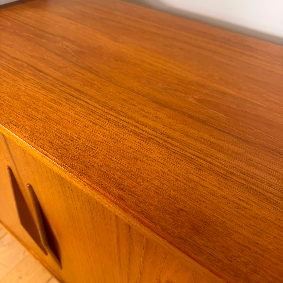 Sideboard in teak con ante scorrevoli, anni ’60