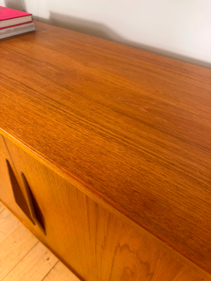 Sideboard in teak con ante scorrevoli, anni ’60