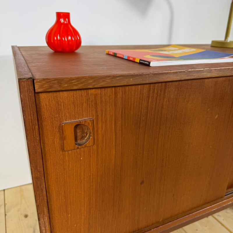 Piccola Sideboard Danese in Teak con Ante Scorrevoli – Anni ’60