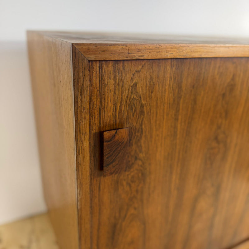 Sideboard danese anni ’60 in palissandro – ante scorrevoli e cassetti