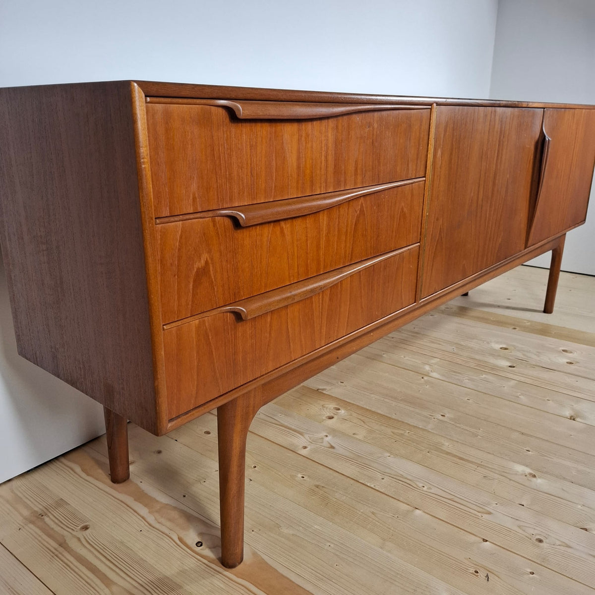 Sideboard vintage danese in legno di teak McIntosh, Scotland 1960