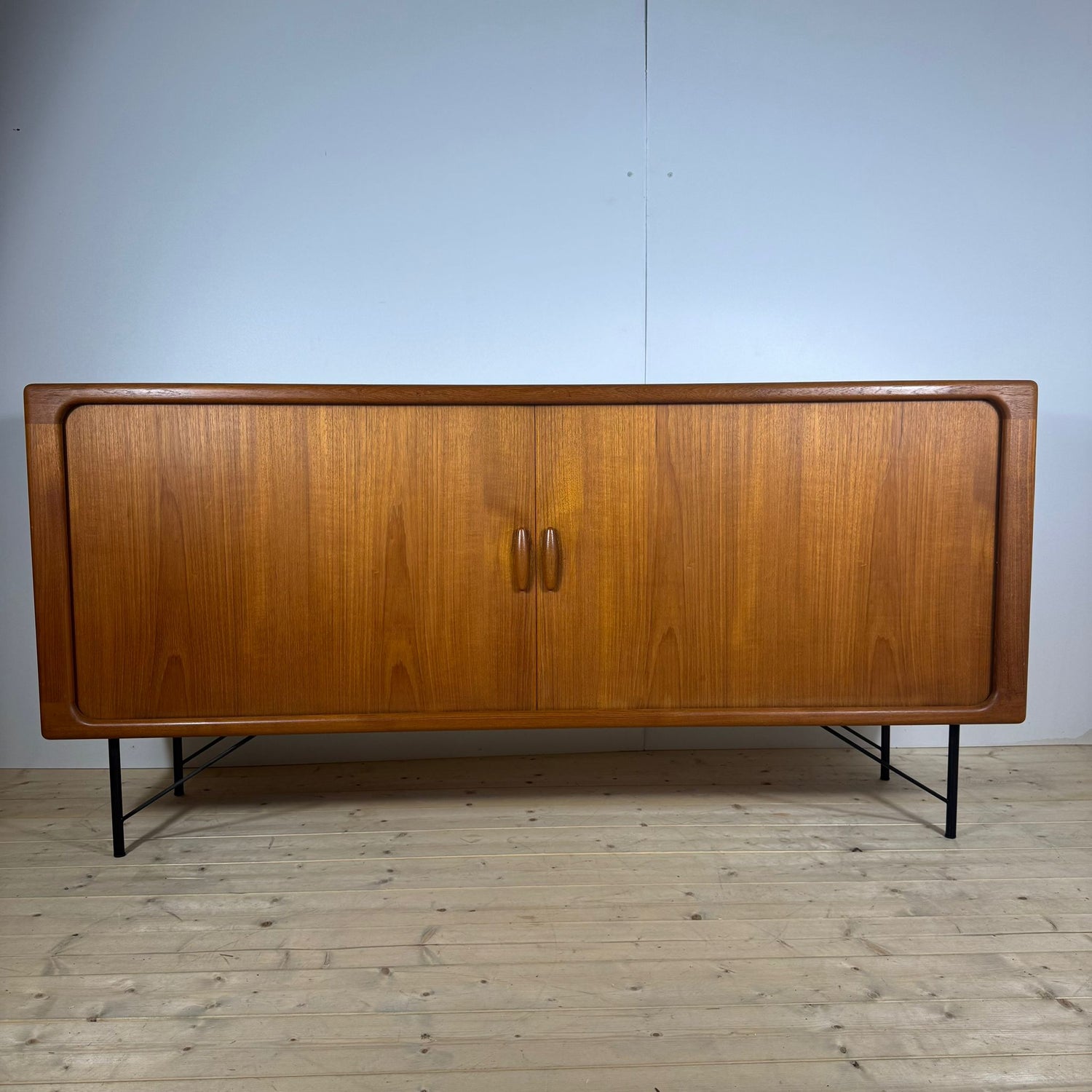 Sideboard danese vintage in teak Dyrlund, 1960 – Ante scorrevoli e gambe in ferro