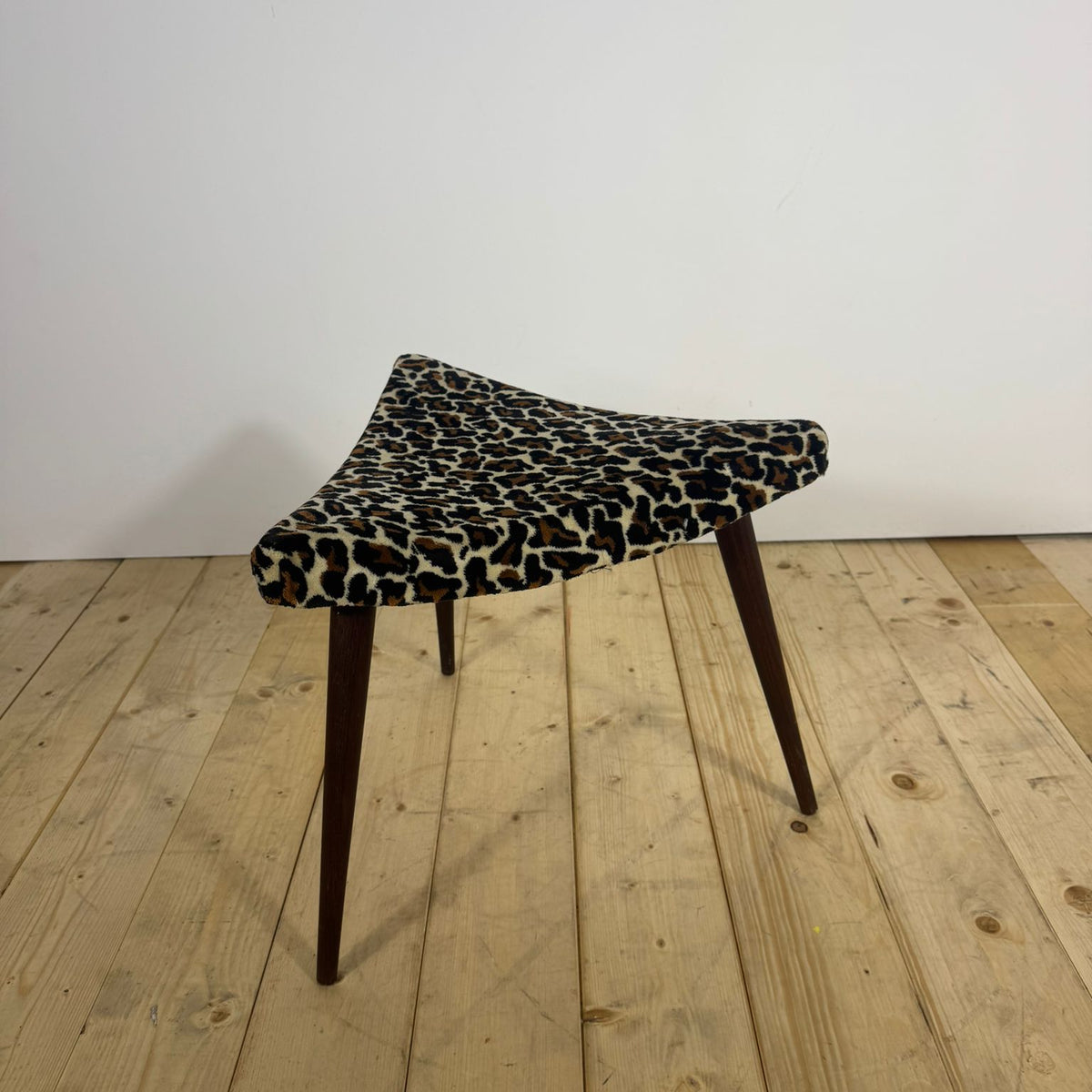 Poggiapiedi Triangolare Vintage – Design Scandinavo Mid-Century, Eleganza e Comfort