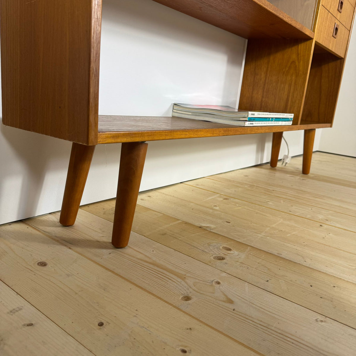 Libreria Sottile in Teak con Antine in Vetro – Design Danese Mid-Century