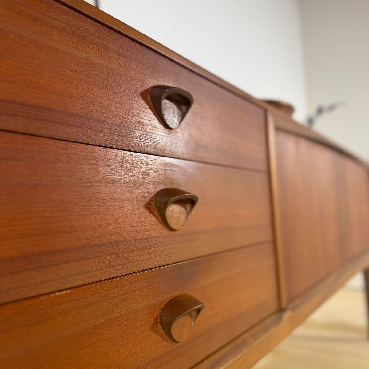 Credenza vintage in teak Tom Robertson McIntosh – sideboard Mid-Century anni ’60