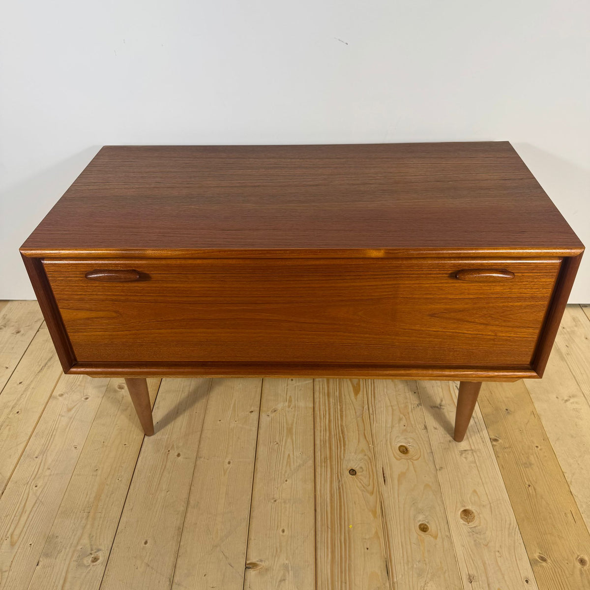 Mobile Basso Vintage con Anta a Ribaltina – Design Scandinavo Anni ’60, Teak e Dettagli Eleganti