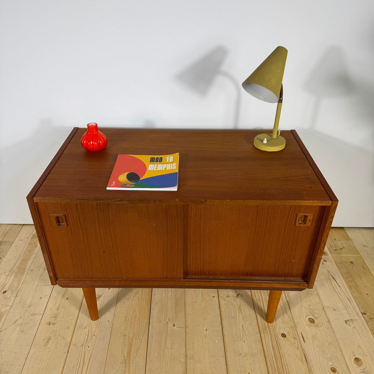 Piccola Sideboard Danese in Teak con Ante Scorrevoli – Anni ’60