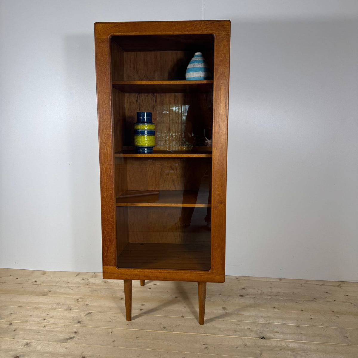 Mobile in teak con anta in vetro, Danimarca 1960