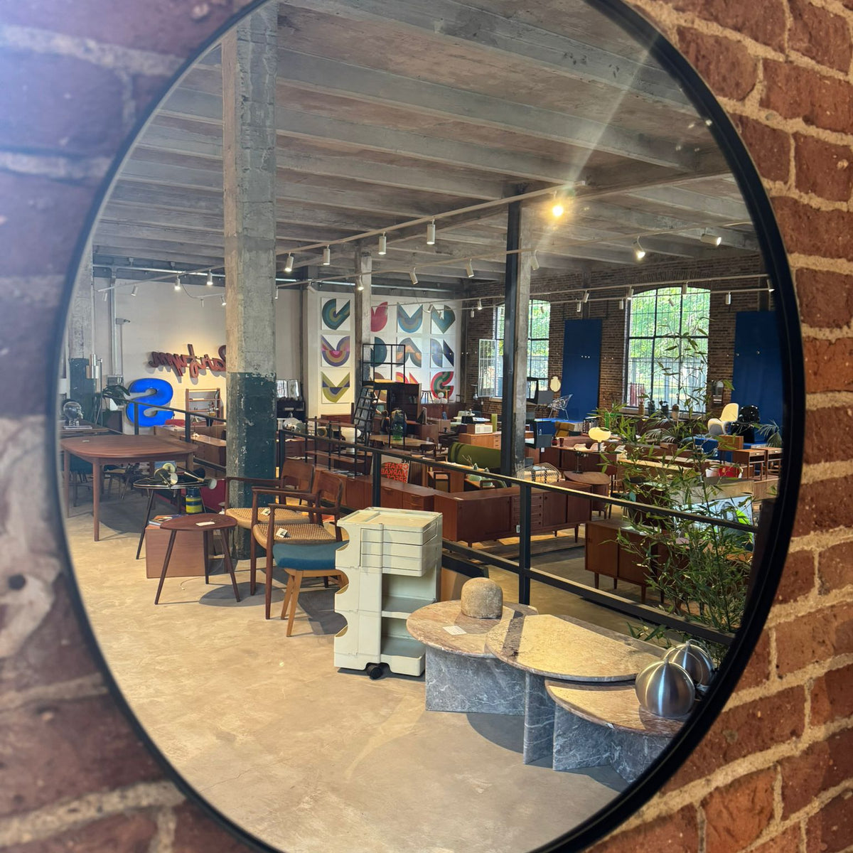 Specchio rotondo con cornice nera, vintage.