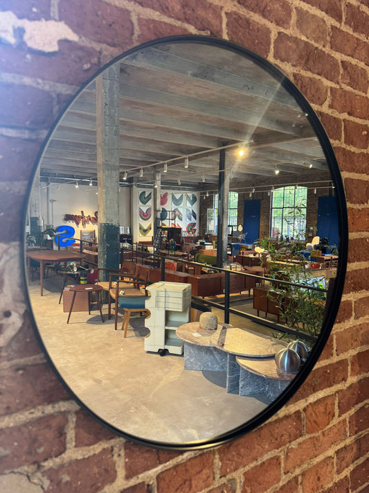 Specchio rotondo con cornice nera, vintage.