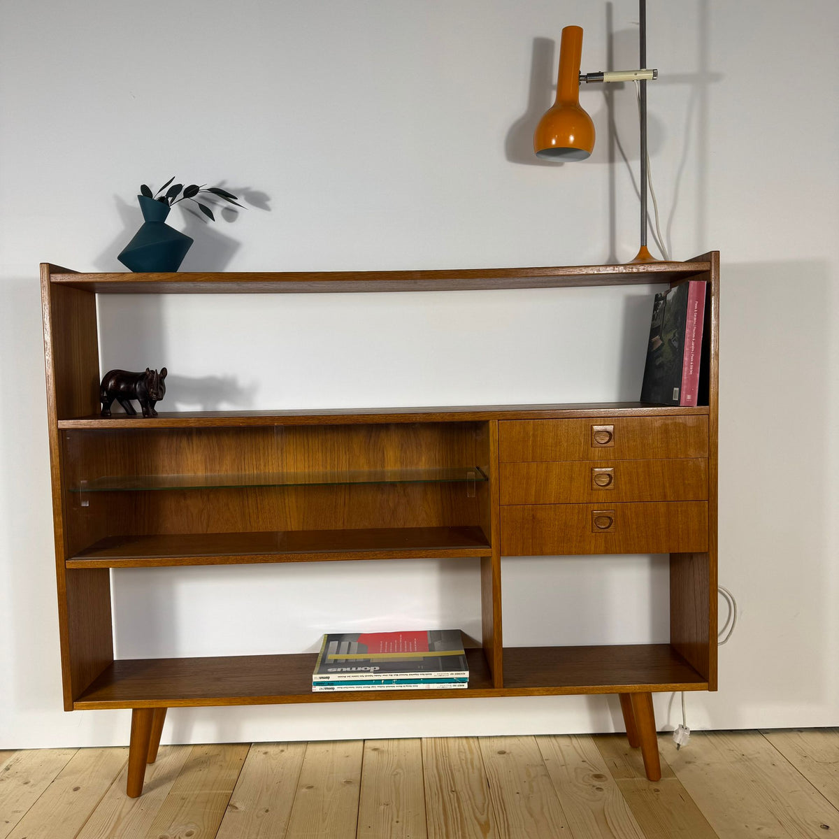 Libreria Sottile in Teak con Antine in Vetro – Design Danese Mid-Century