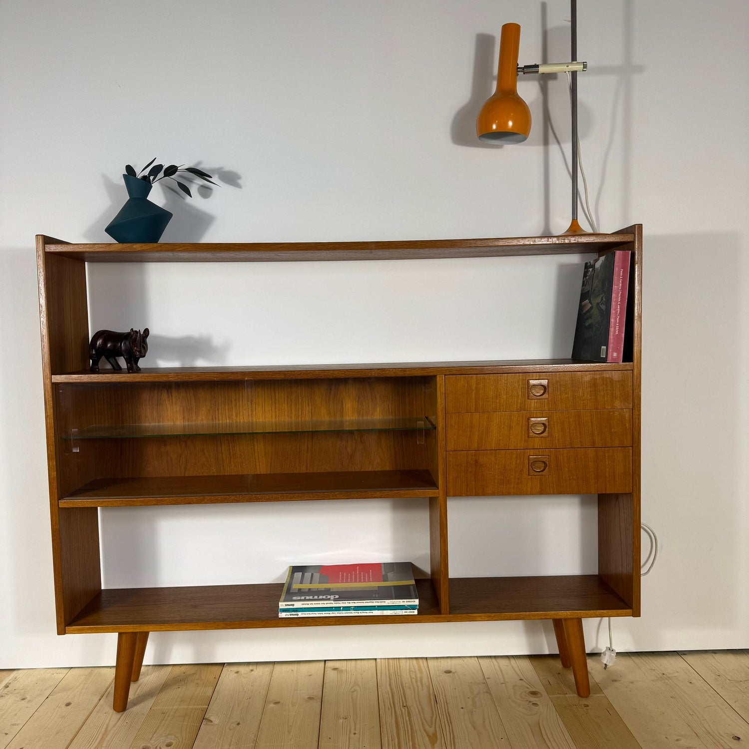 Libreria Sottile in Teak con Antine in Vetro – Design Danese Mid-Century