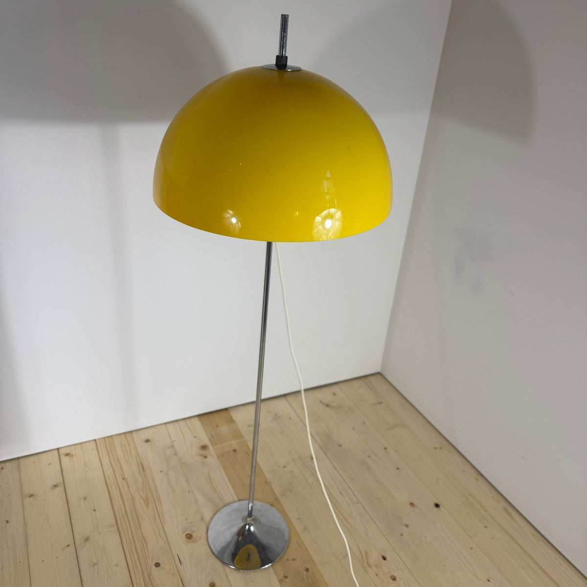 Lampada da Terra Gialla – Design Vintage Nordico