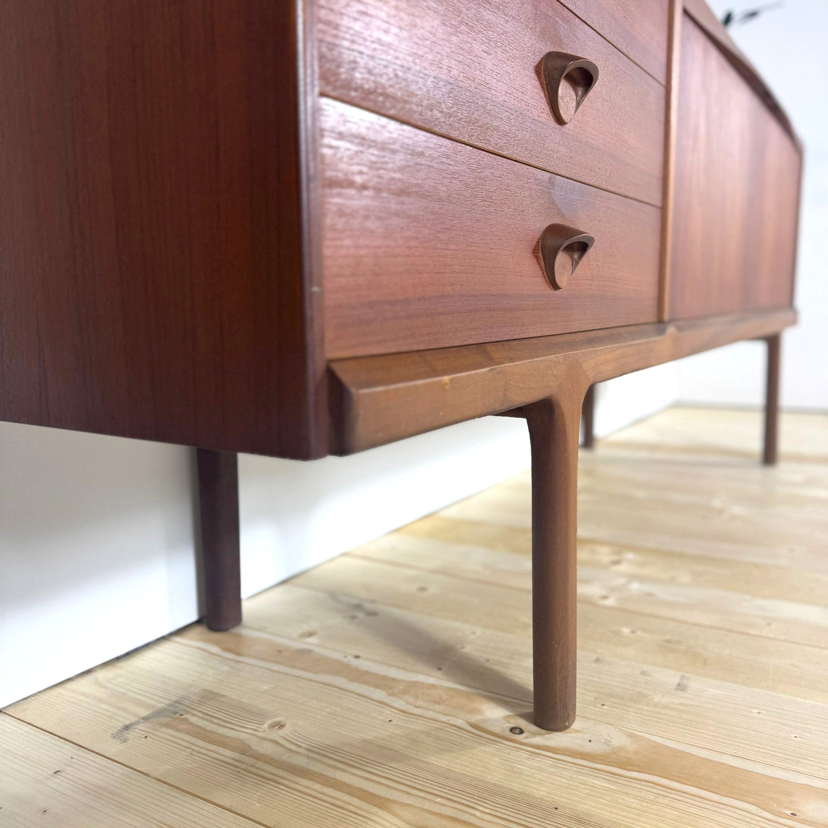 Credenza vintage in teak Tom Robertson McIntosh – sideboard Mid-Century anni ’60