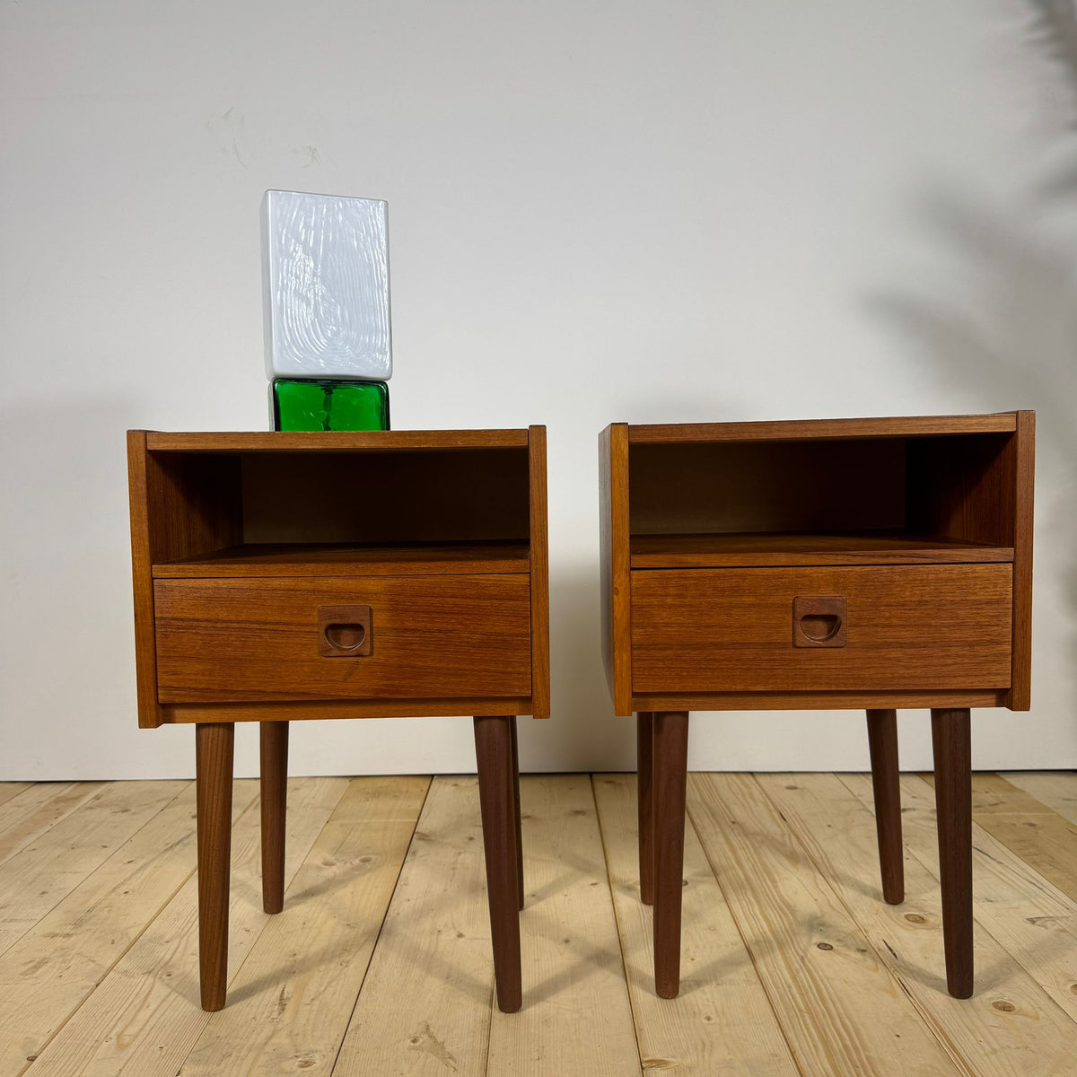 Coppia di Comodini Mid-Century Modern in Teak con Cassetto
