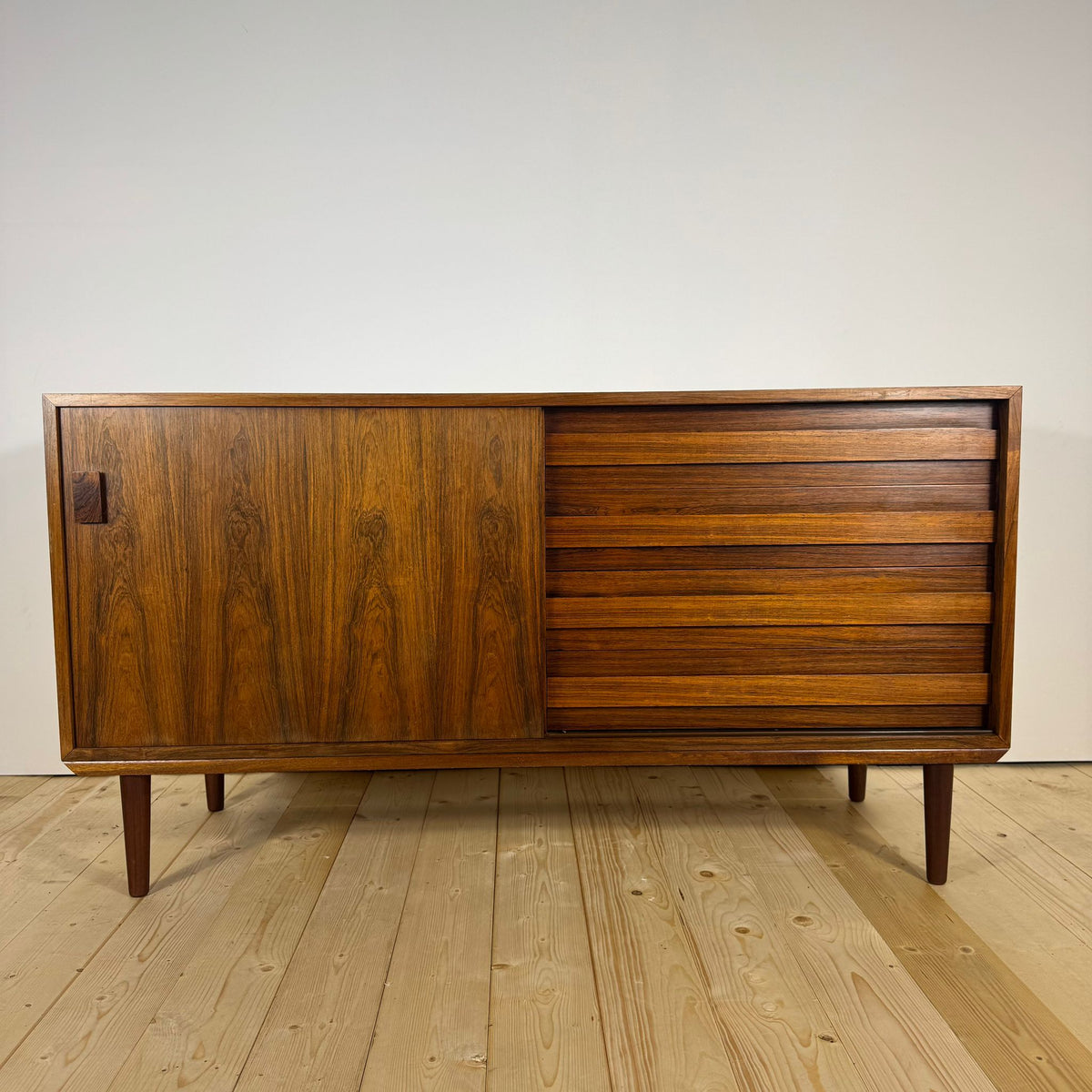 Sideboard danese anni ’60 in palissandro – ante scorrevoli e cassetti
