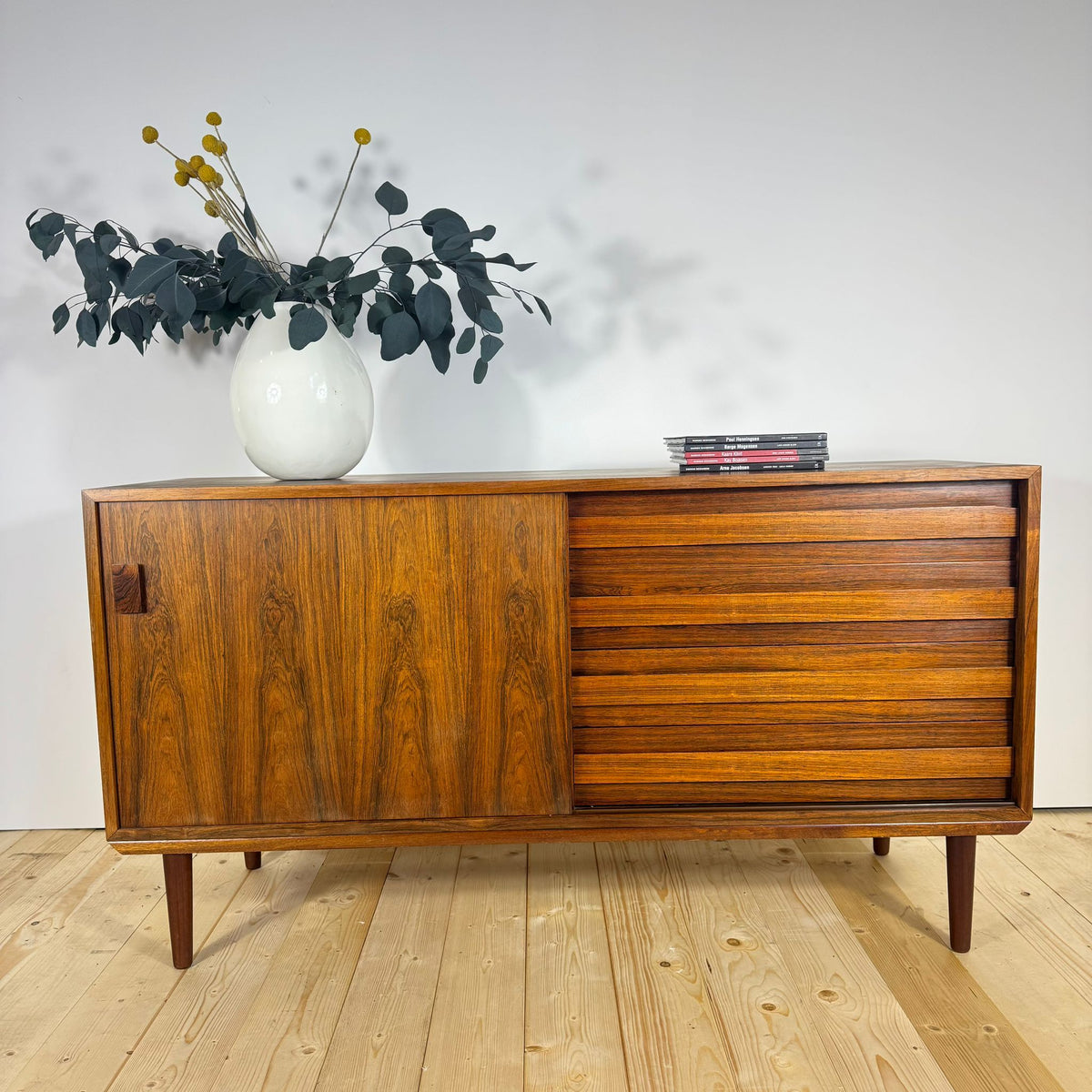 Sideboard danese anni ’60 in palissandro – ante scorrevoli e cassetti