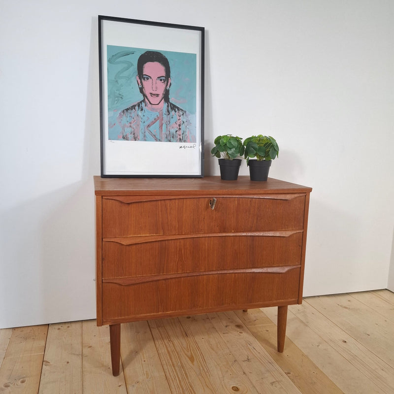 Piccola Cassettiera Vintage a Tre Cassetti – Design Scandinavo Mid-Century in Teak, Anni ’60