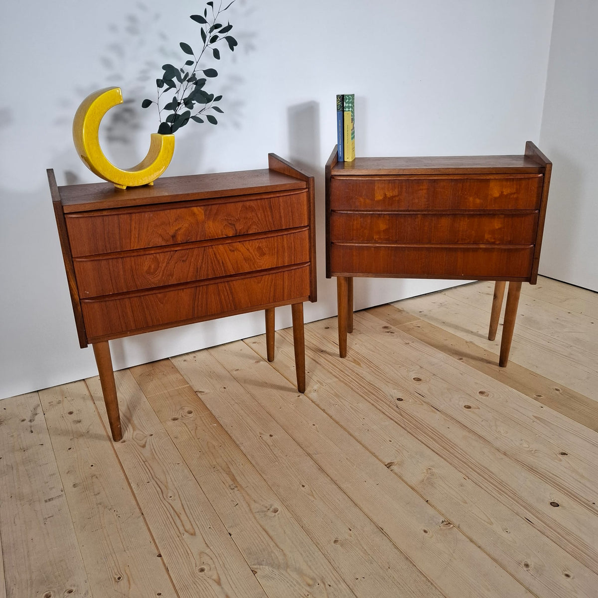 Coppia di Comodini in Teak a 3 Cassetti – Danimarca Anni ’60