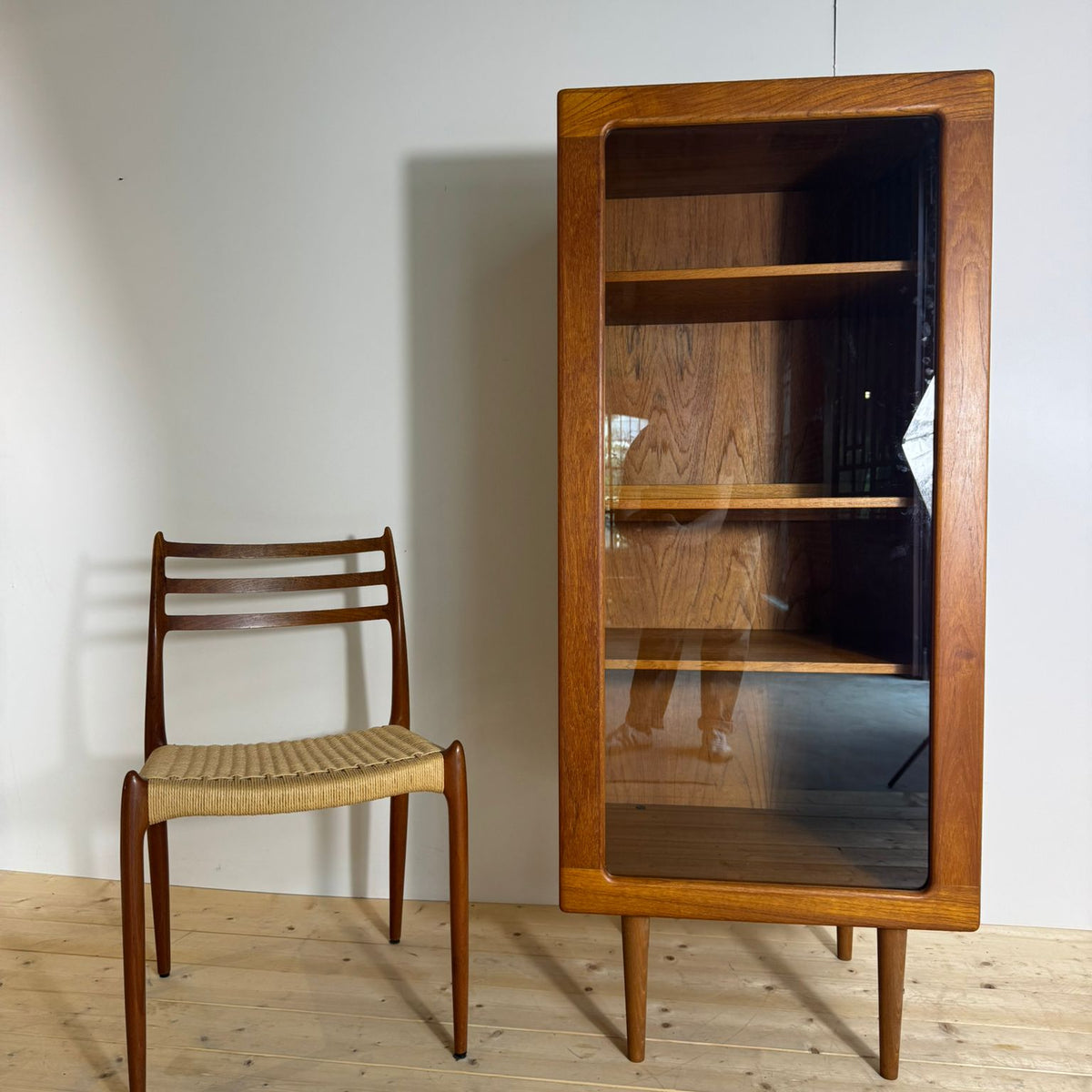 Mobile in teak con anta in vetro, Danimarca 1960