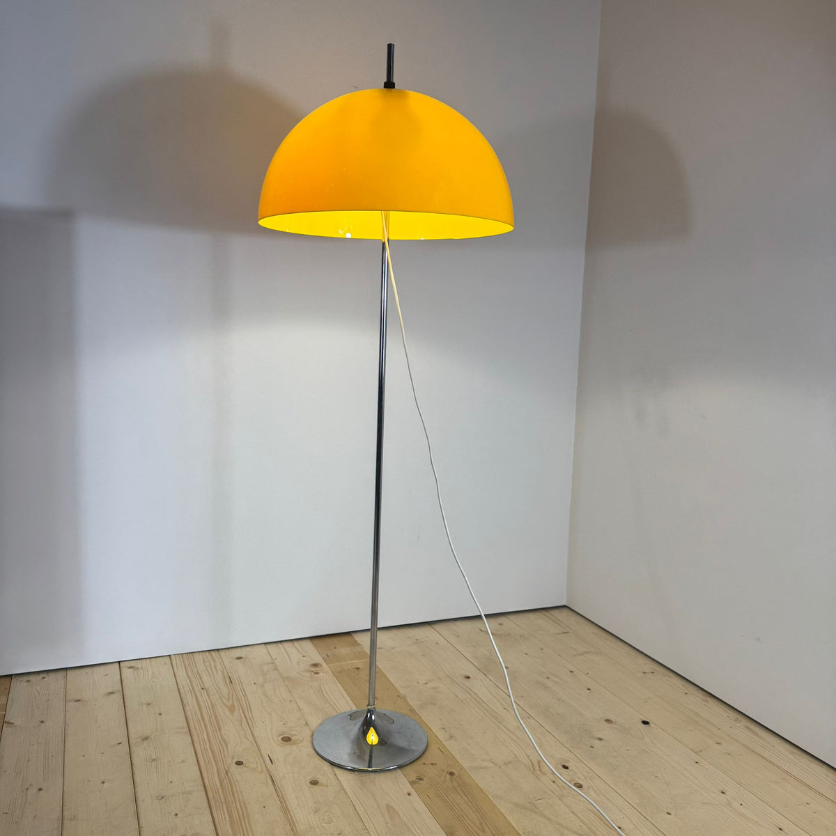 Lampada da Terra Gialla – Design Vintage Nordico