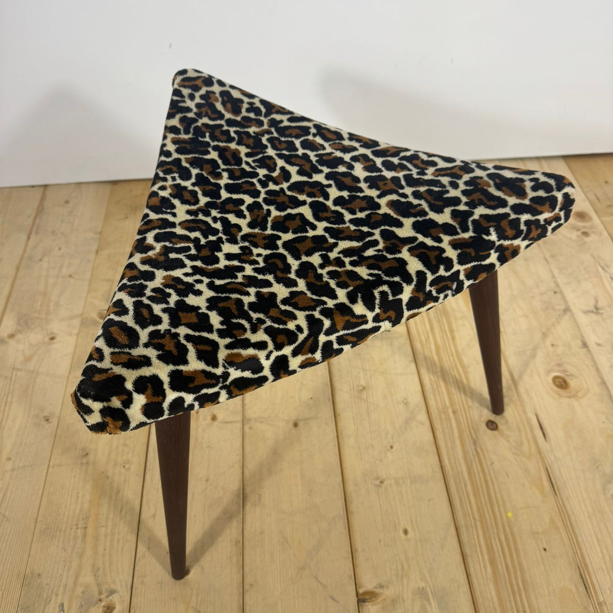 Poggiapiedi Triangolare Vintage – Design Scandinavo Mid-Century, Eleganza e Comfort
