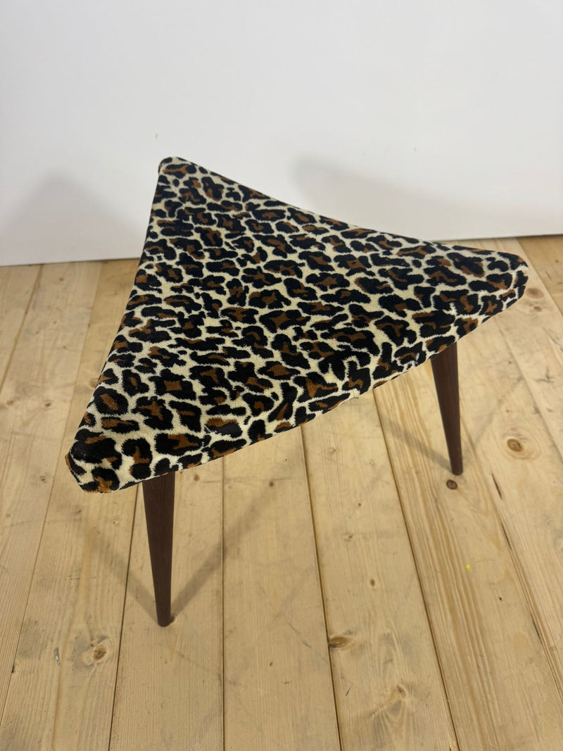 Poggiapiedi Triangolare Vintage – Design Scandinavo Mid-Century, Eleganza e Comfort