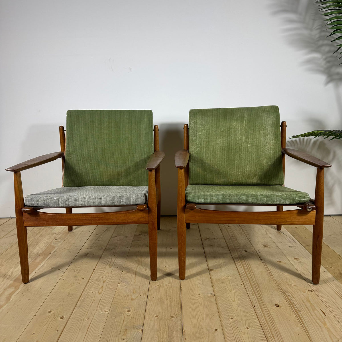 Coppia di Poltrone Danesi Mid-Century Modern in Teak con Cuscini Personalizzabili – 1960