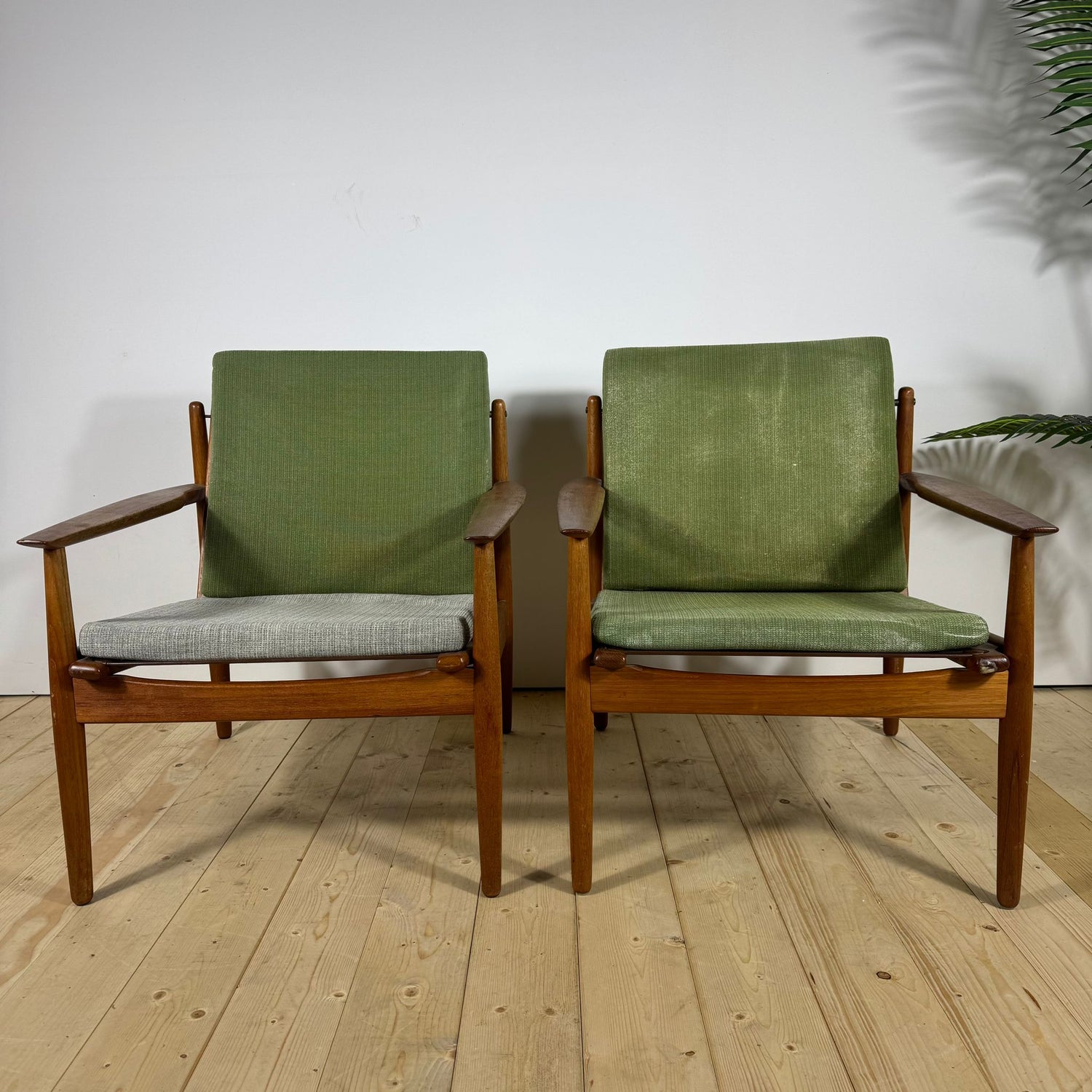 Coppia di Poltrone Danesi Mid-Century Modern in Teak con Cuscini Personalizzabili – 1960