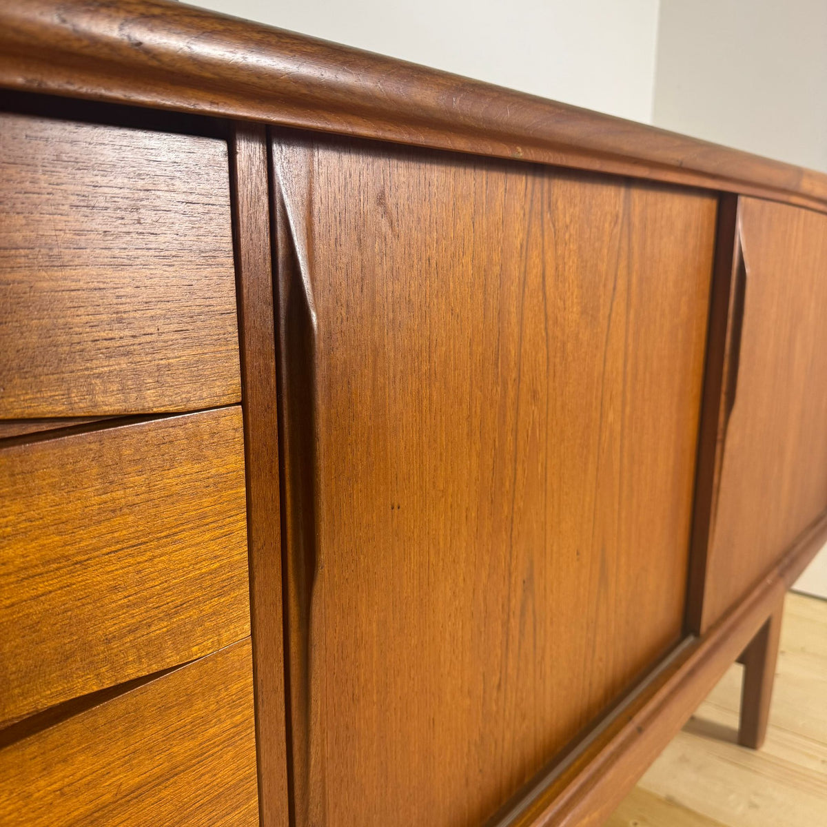 Credenza danese Mid Century in teak di Axel Christensen per ACO Mobler, Danimarca