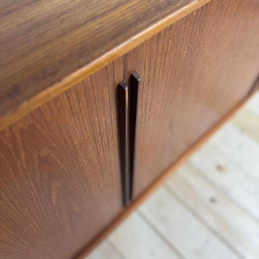 Sideboard di Kai Kristiansen in Teak con Ante a Scomparsa – Danimarca Anni ’60