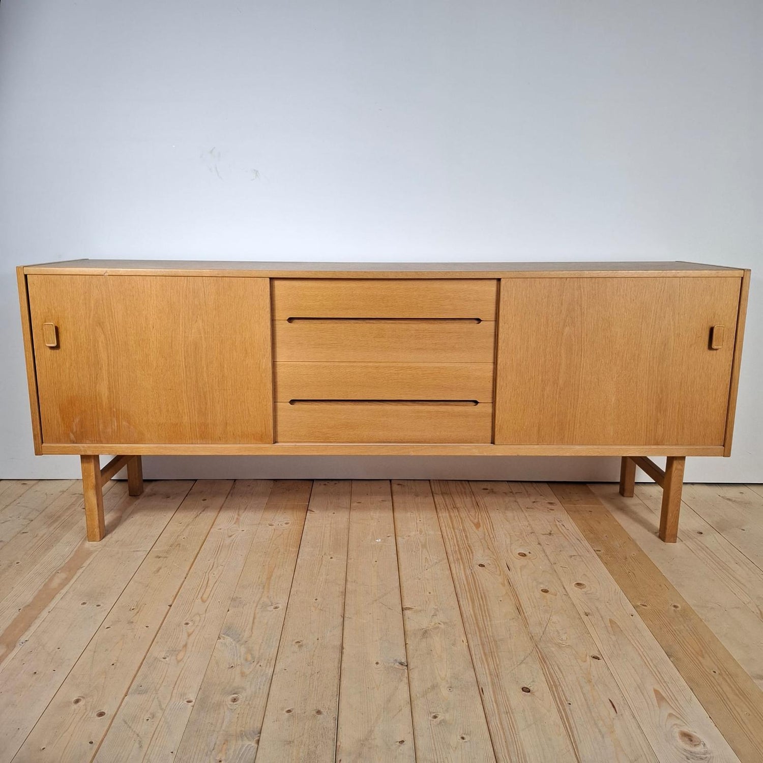 Sideboard “Arild” di Nils Jonsson per Troeds – Svezia, 1960 in legno di rovere