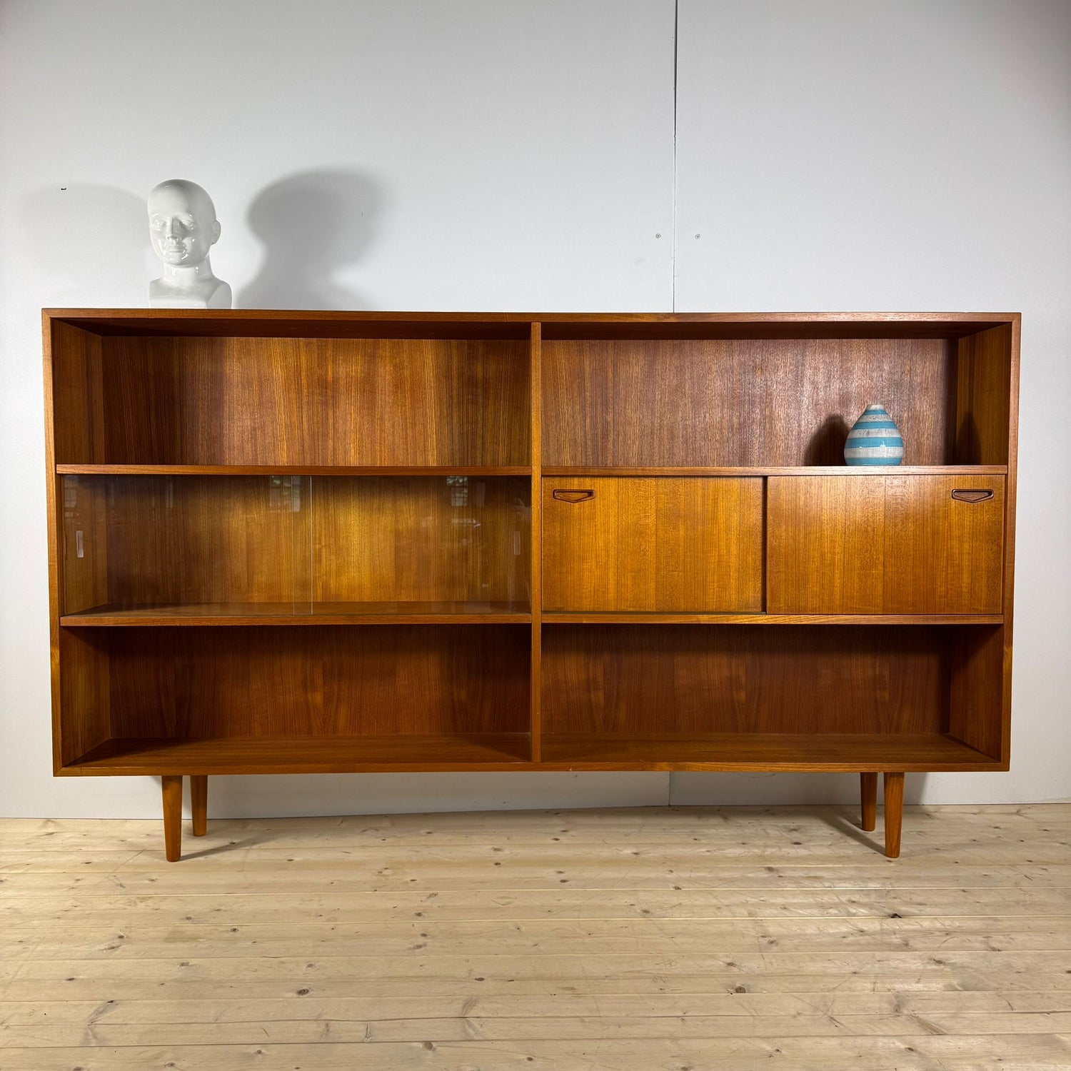 Libreria Clausen & Son vintage in teak con ante in vetro, Danimarca 1960