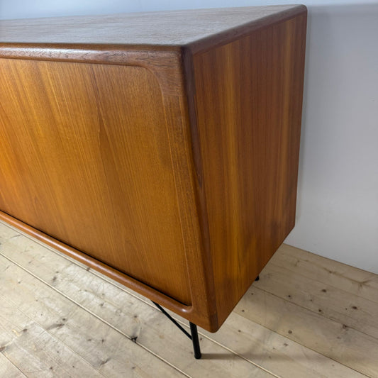 Sideboard danese vintage in teak Dyrlund, 1960 – Ante scorrevoli e gambe in ferro